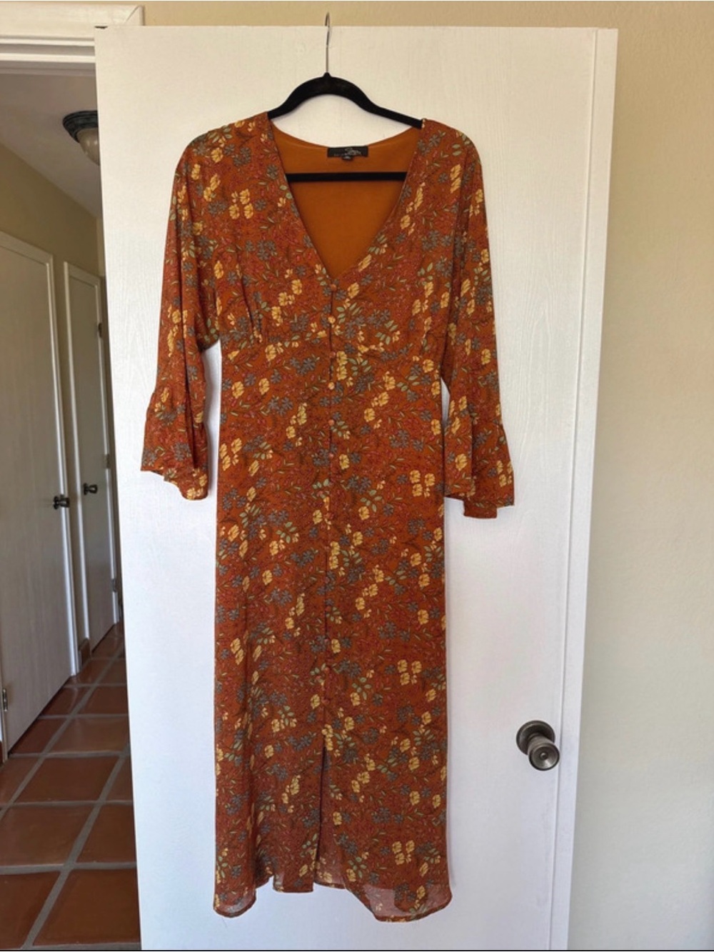 Rust Floral V-Neck Midi Dress with Three-Quarter Sleeves